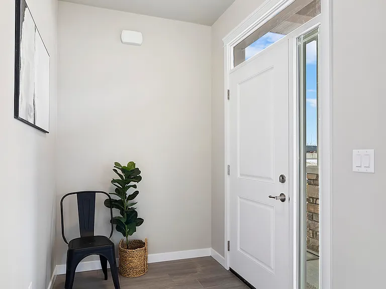 928 Crestview Dr — Photo 2
