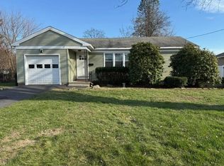 18 Marie Pkwy, Loudonville, NY 12211