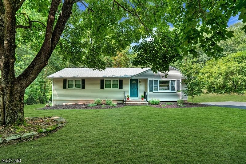 1st image of 31 Fieldstone Dr