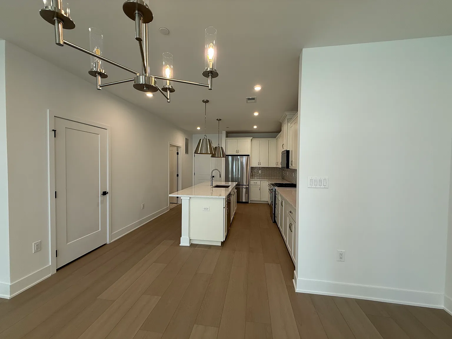3 bed, 1860 sqft, $4,050 — Photo 4