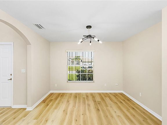 4th image of 306 NE 13th Ter