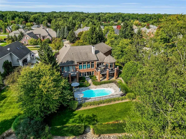 5007 Rockaway Ln, Clarkston, MI 48348