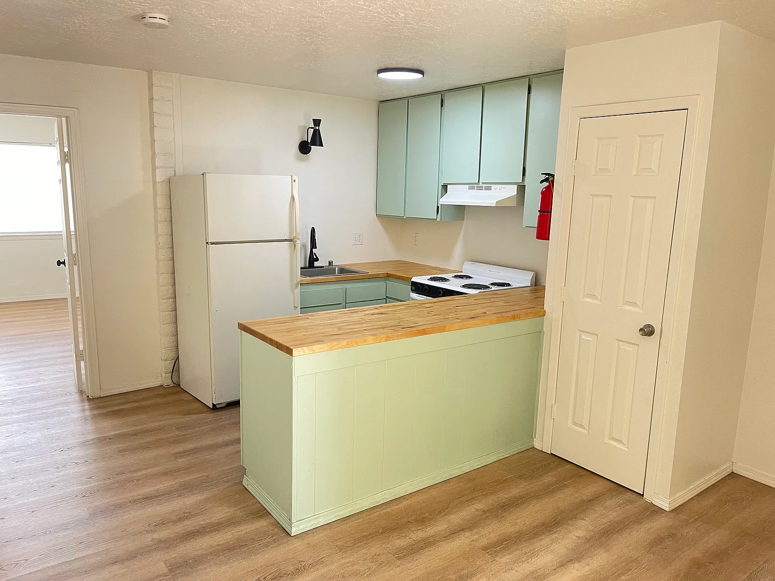 Quality Renovation - Very Private 1 Bedroom Apt with a Yard — Photo 3