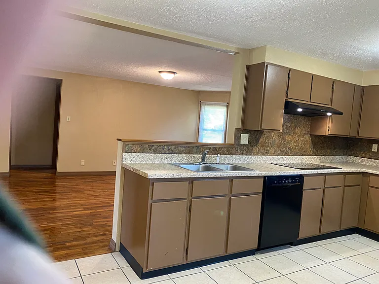 208 E Maiden Ln — Photo 11