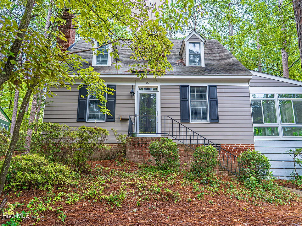22 Village In The Woods Cir