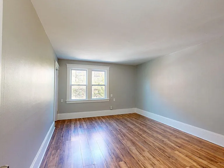 3149 W 32nd St — Photo 15