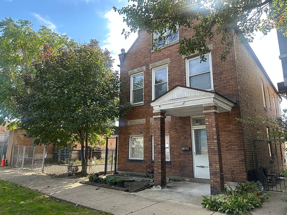 1st image of 2705 W 39th Pl