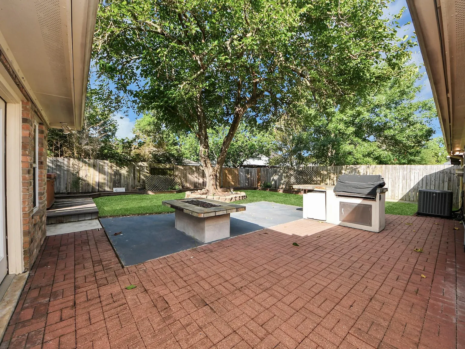 3 bed, 2.0 bath, 1712 sqft, $2,100 — Photo 1
