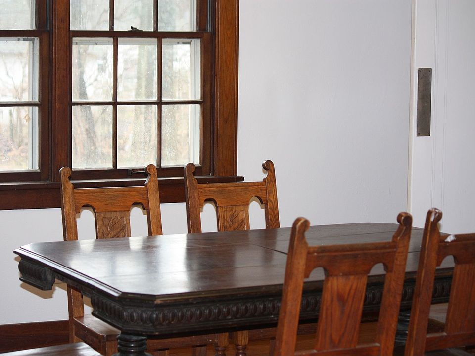 2nd image of 121 Dehart St