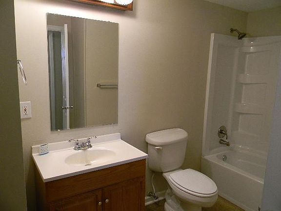 4th image of 220 Tulip Dr