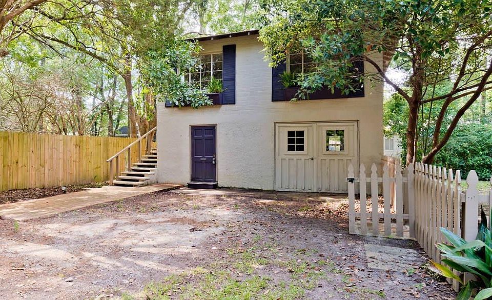 Carriage house with separate entrance