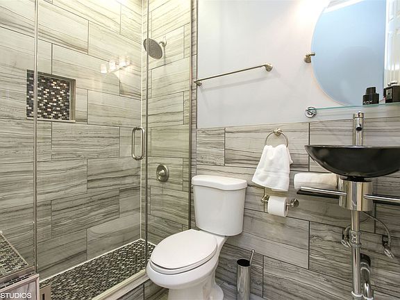 10_870NMILWAUKEE_Unit404_8_Bathroom_HiRes