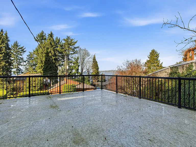 1058 California Ln SW — Photo 4