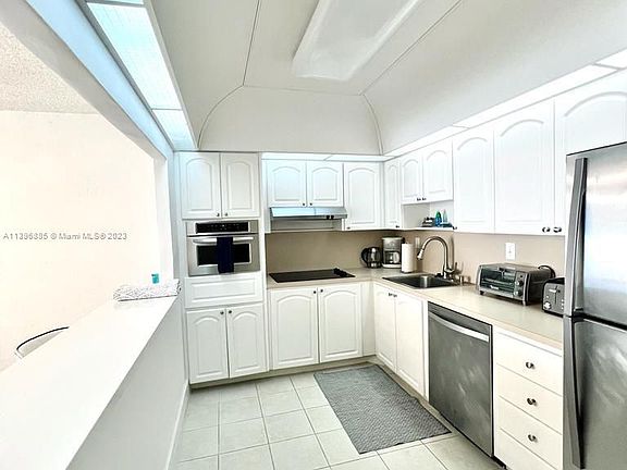 5th image of 19370 Collins Ave APT 1510