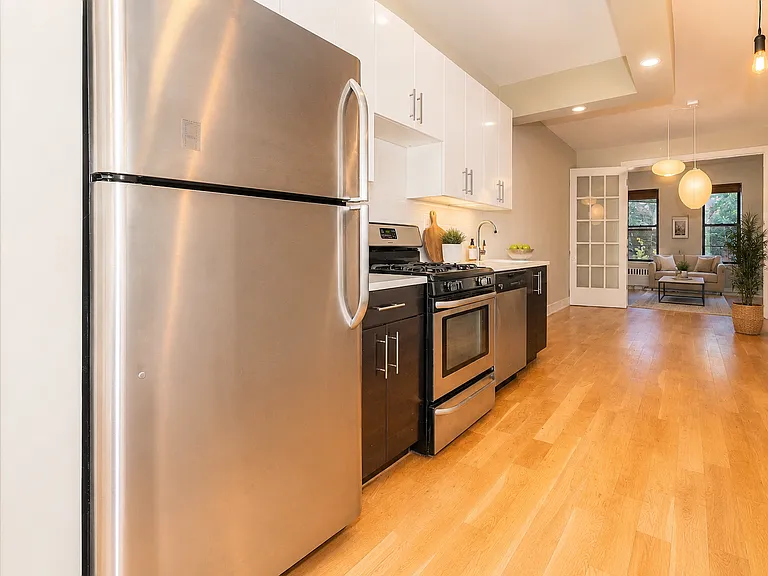 336 Melrose St #2R — Photo 4