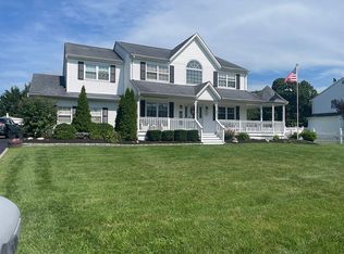 45 W Greentree Dr, Medford, NY 11763
