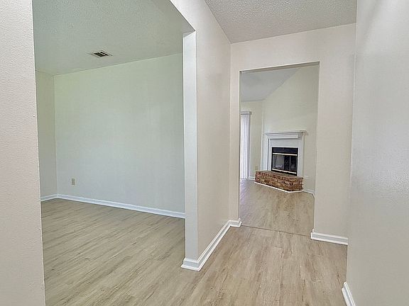 3rd image of 979 Shady Ln