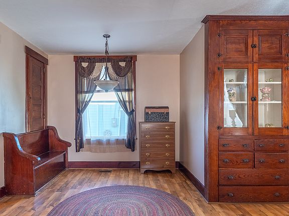4th image of 212 Columbia St