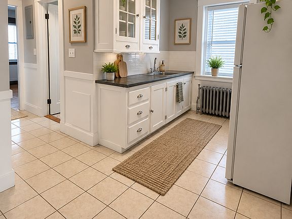 2nd image of 10 Dow St APT 3