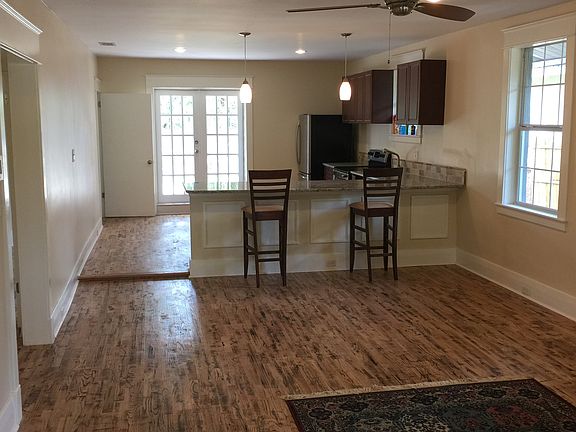 3rd image of 605 W Warren Ave