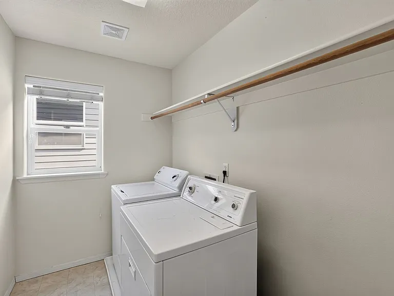 472 NE 60th Ave — Photo 16