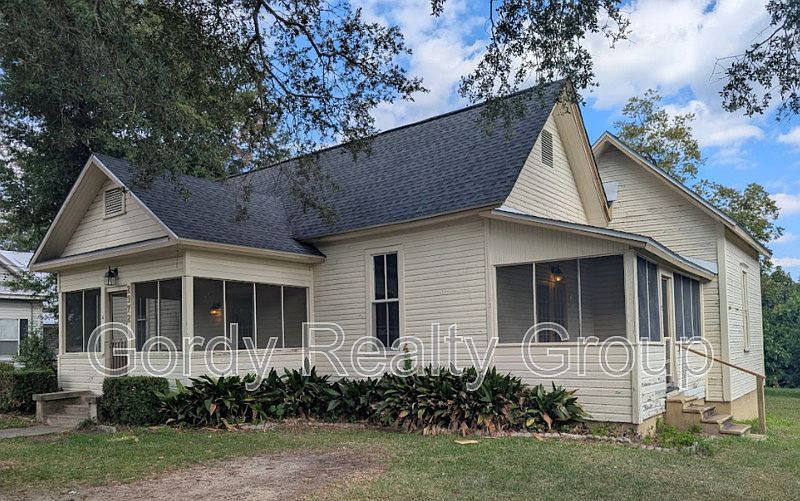 1st image of 2972A Dickson St