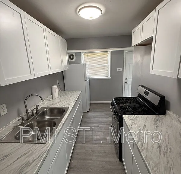 323 Shepley Dr — Photo 2