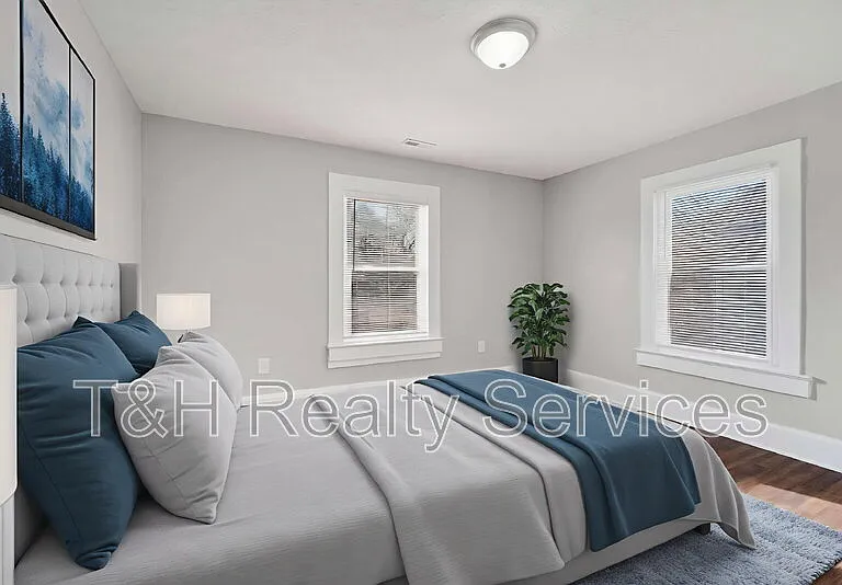 926 W 32nd St — Photo 24