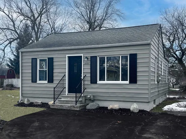 2223 E McLean Ave, Burton, MI 48529