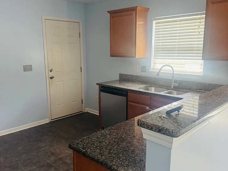 1100 Silvermoon Dr — Photo 5