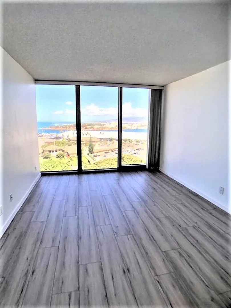 Spacious 1 Bed 1 Bath 1 Parking In Luxurious One Waterfront Towers!! — Photo 2