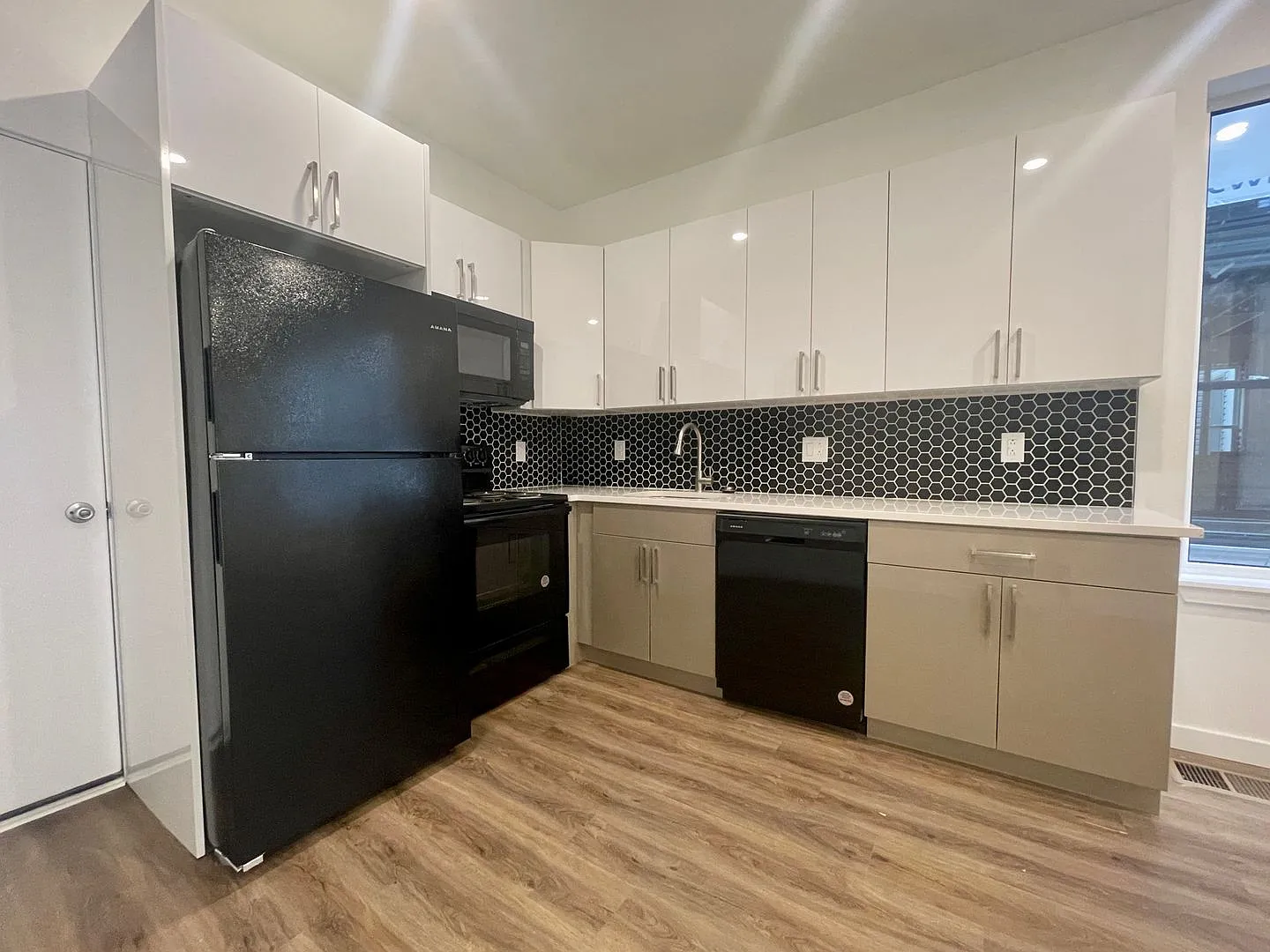 1bed/1Bath Newer Construction Unit — Photo 3