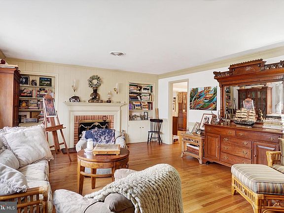 3rd image of 1636 Crestlyn Rd