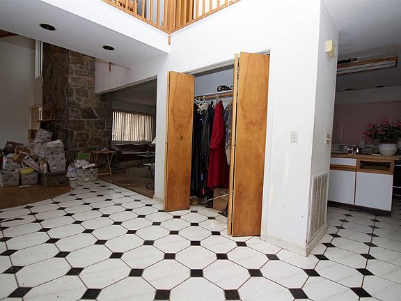 5th image of 42 Deer Hill Ct