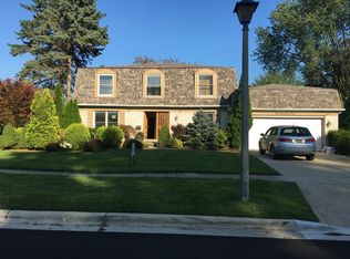 902 Wexford Ct, Libertyville, IL 60048