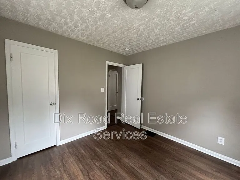 660 Gramont Ave — Photo 18