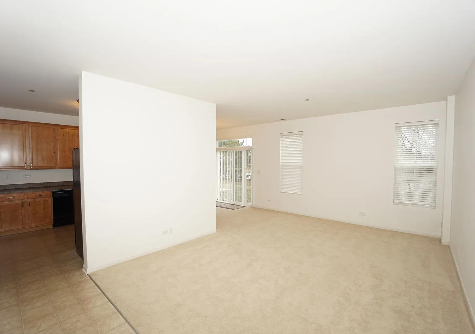 Spacious and fabulous 3 bedroom/2.1 bath townhouse with two car attached garage — Photo 3