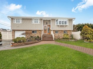 30 Crestwood Boulevard, Farmingdale, NY 11735