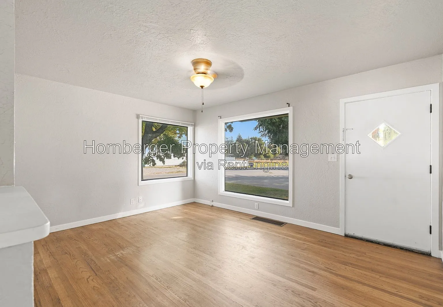 3 bed, 1.0 bath, 1300 sqft, $1,895 — Photo 3