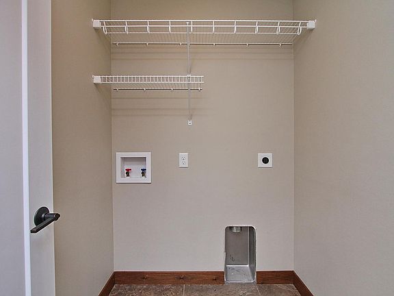 5th image of 930 Stinocher St #1