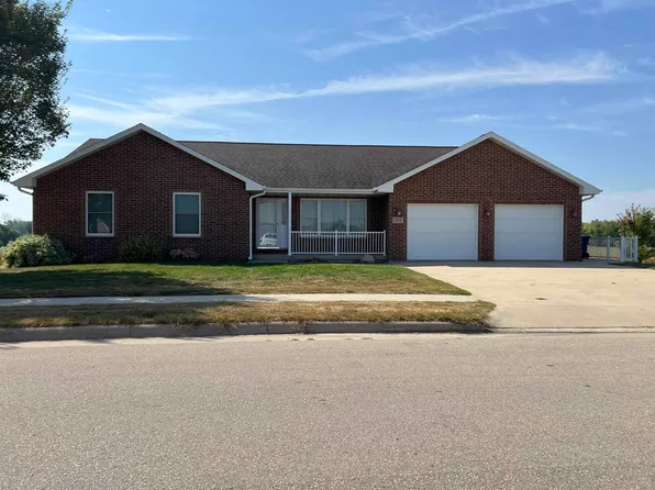 725 River Bend Dr NE, Cascade, IA 52033