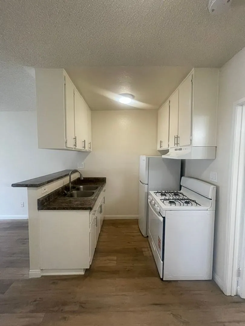 8240 Whitsett Ave — Photo 4
