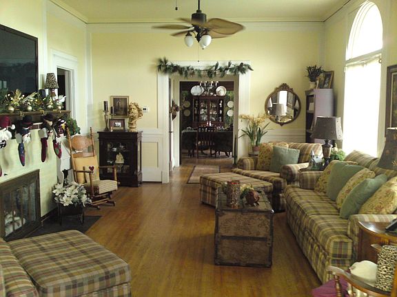 Living rm with wainscotting