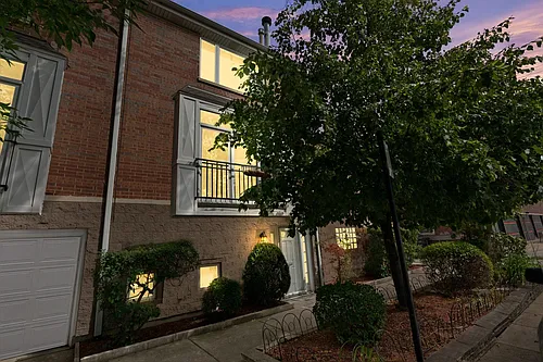 1616 W Altgeld St Photo 1