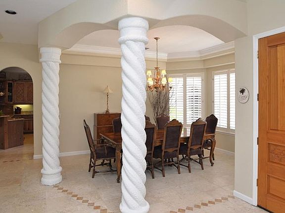 5th image of 305 Berwick Ct