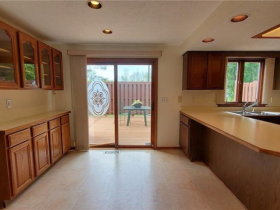 5th image of 43 Cambridge Ct