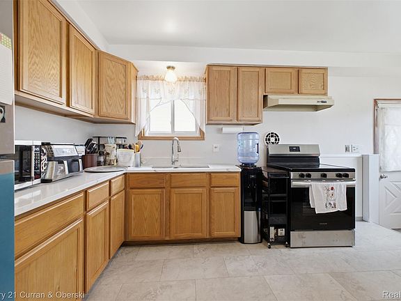 5th image of 32819 Jefferson Ave