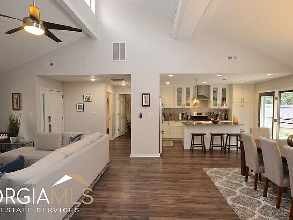 5th image of 110 Perla Place