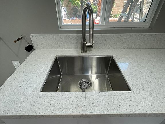 5th image of 959 E F St