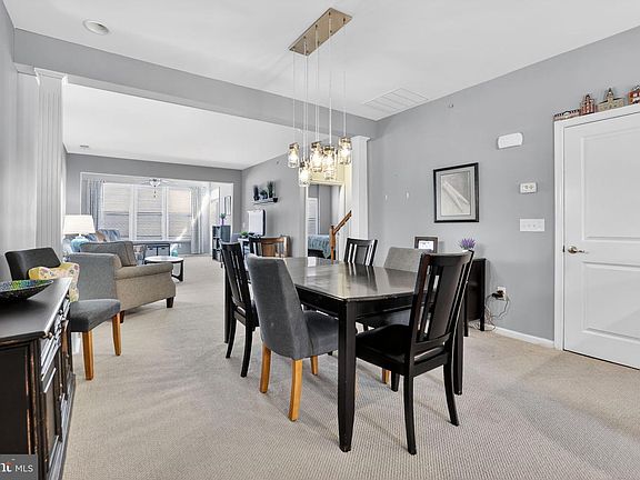3rd image of 1001 Arbour Ln